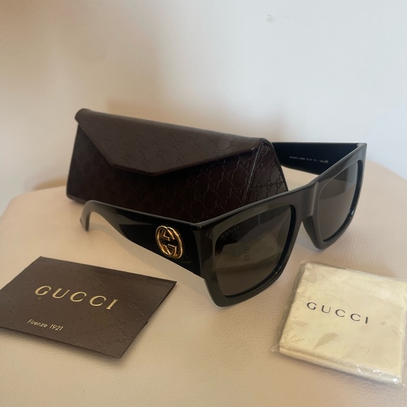 Black Gucci Logo Sunglasses - Picture 12 of 13
